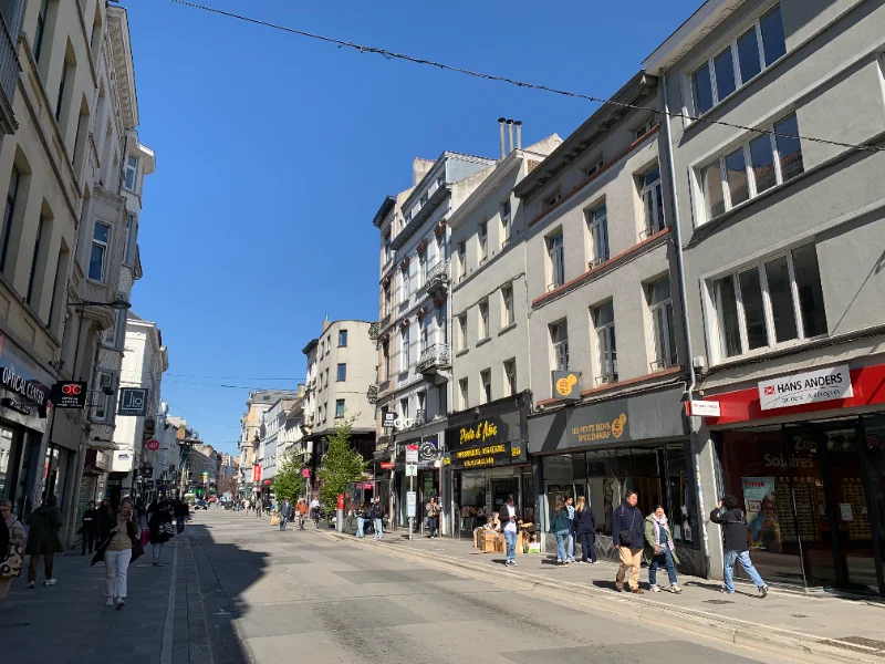 Rue d'Ixelles avec maisons de maître bruxelloises