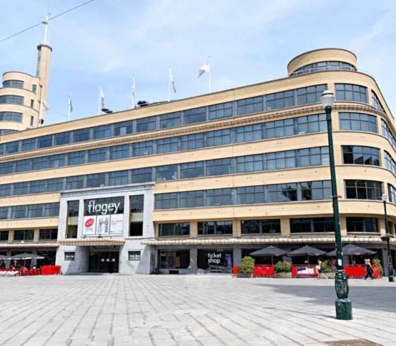 Les Étangs d'Ixelles avec le bâtiment Flagey en arrière-plan